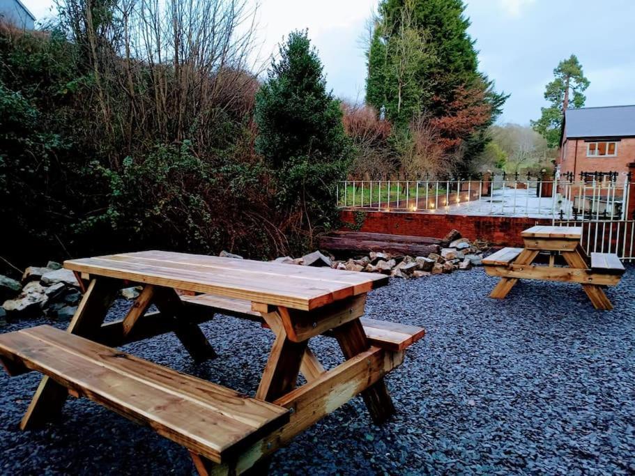 The West Wing At Eriviat Hall Hot Tub Henllan  Экстерьер фото