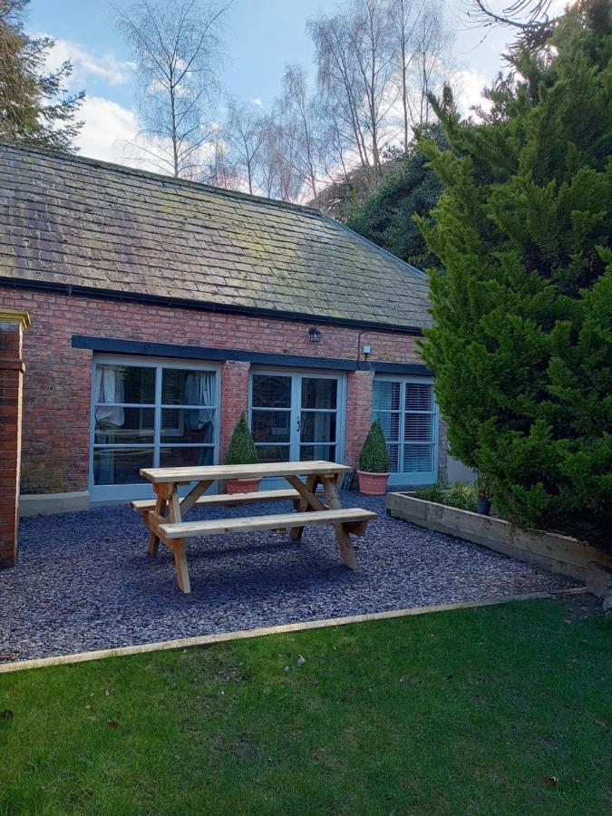 The West Wing At Eriviat Hall Hot Tub Henllan  Экстерьер фото