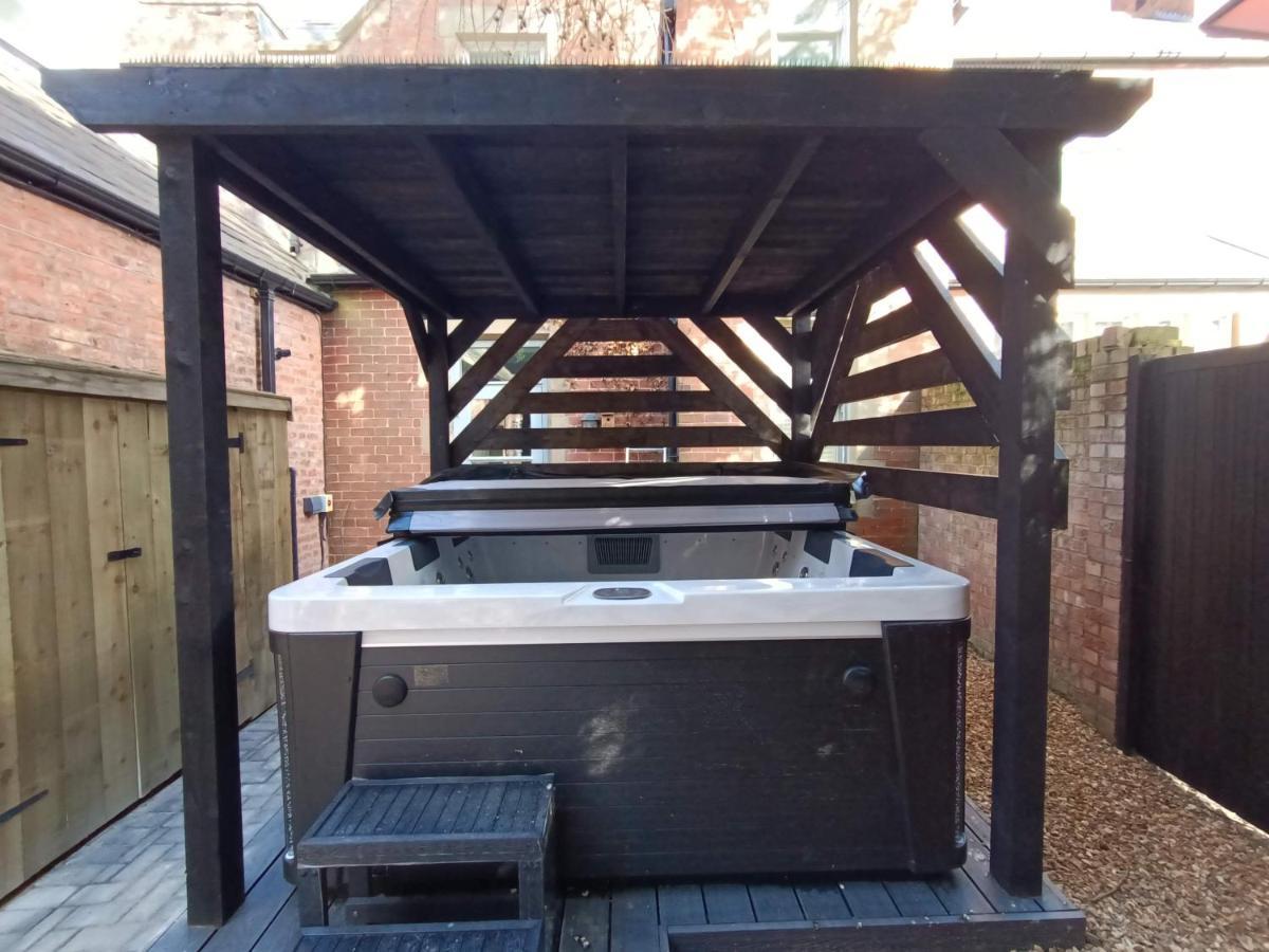 The West Wing At Eriviat Hall Hot Tub Henllan  Экстерьер фото