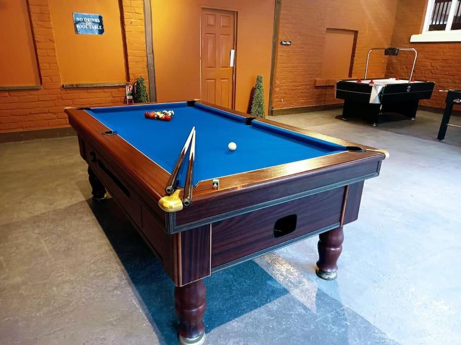 The West Wing At Eriviat Hall Hot Tub Henllan  Экстерьер фото