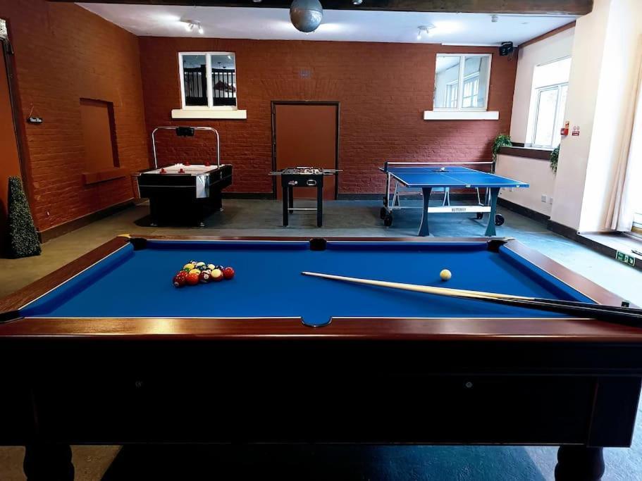 The West Wing At Eriviat Hall Hot Tub Henllan  Экстерьер фото