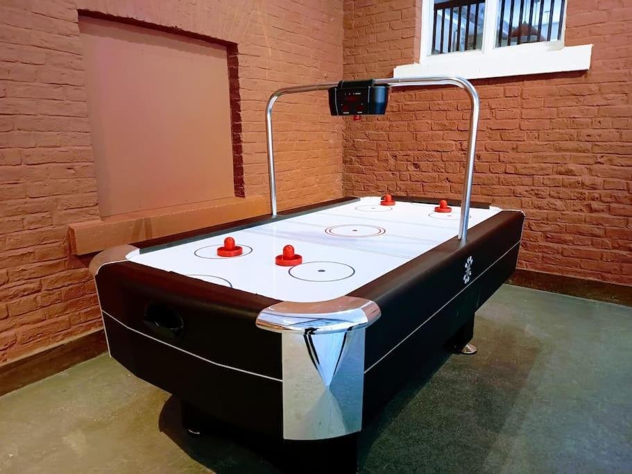 The West Wing At Eriviat Hall Hot Tub Henllan  Экстерьер фото