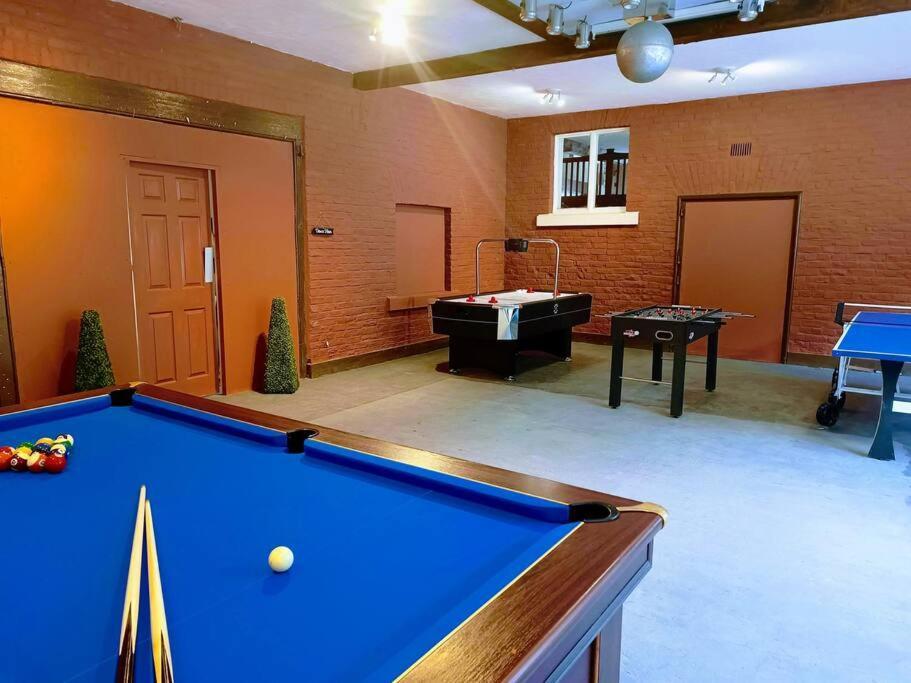 The West Wing At Eriviat Hall Hot Tub Henllan  Экстерьер фото