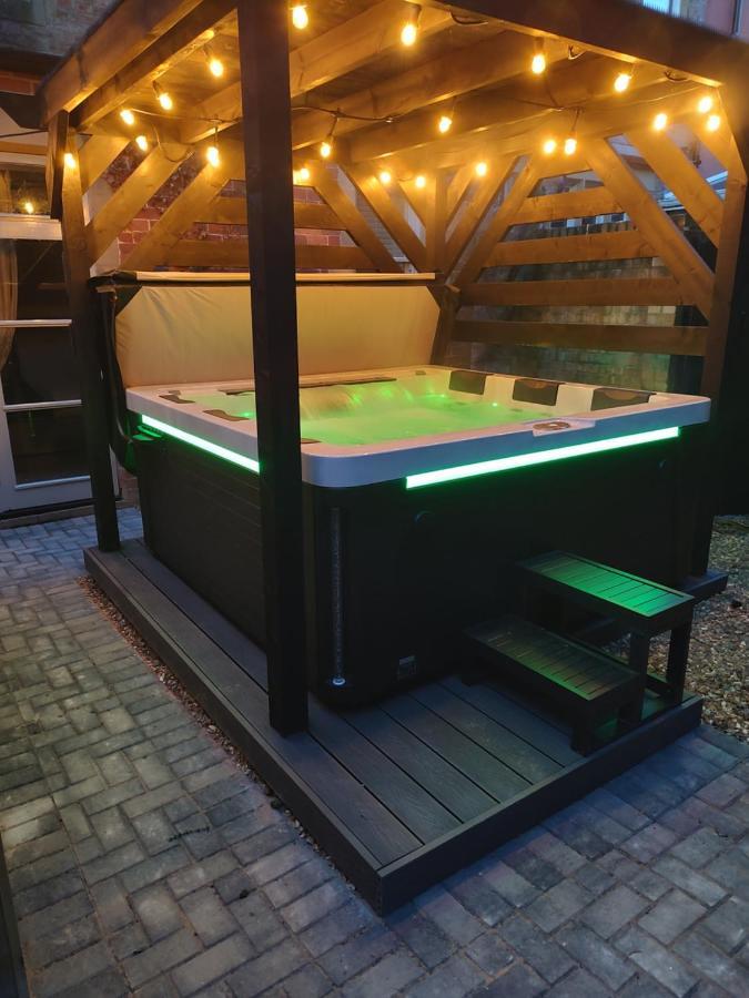 The West Wing At Eriviat Hall Hot Tub Henllan  Экстерьер фото